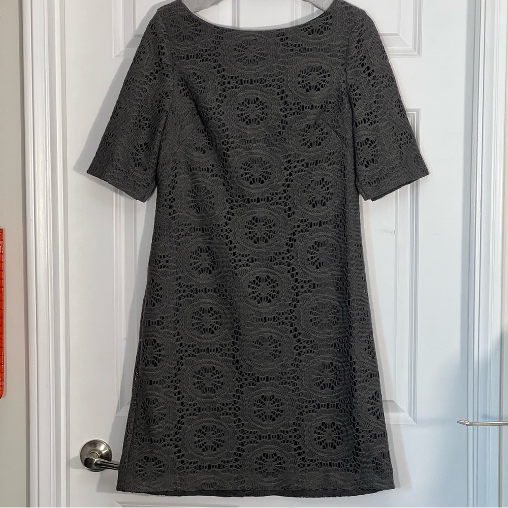 Adrianna Papell Gray Crocheted Lace Shift Dress Fully Lined Short Sleeve Size 14